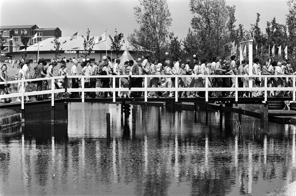 Drukte op Amsterdamse Floriade i.v.m. mooi weer, Bestanddeelnr 932-1890