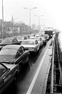 Drukte i.v.m. afsluiting Berlagebrug in Amsterdam. Muiderstraatweg, Bestanddeelnr 927-8505