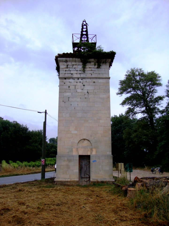DSC02557 St.Etienne-des-Sorts (Gard, Fr) tour St. Georges, décaptié de son éolienne