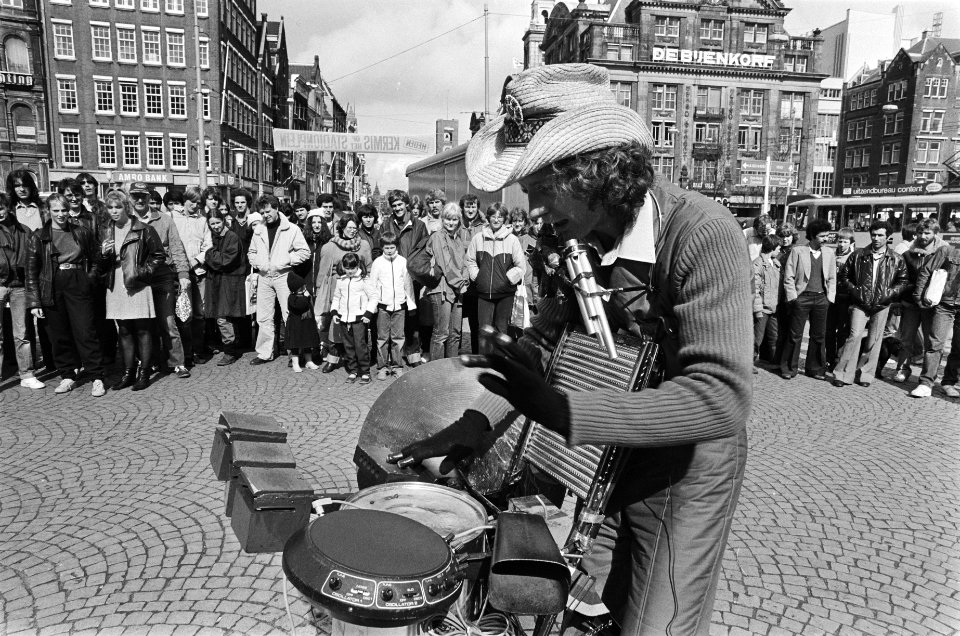 Drukte in Amsterdam in verband met paasweekeinde. Amerikaanse muzikant op de Dam, Bestanddeelnr 932-1004