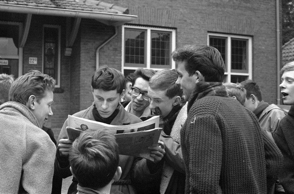 Drukte in Baarn in verband met ontsnapping moordenaar Scholieren lezen verslag, Bestanddeelnr 913-1556
