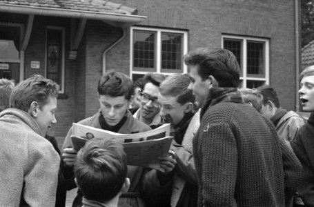Drukte in Baarn in verband met ontsnapping moordenaar Scholieren lezen verslag, Bestanddeelnr 913-1556