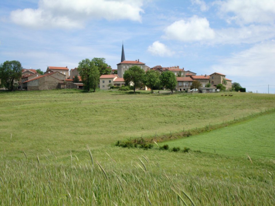DSC02368 St.Victor-Malescours (Haute-Loire, Fr) paysage avec vure sur le village