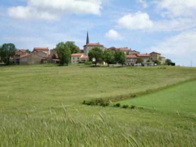 DSC02368 St.Victor-Malescours (Haute-Loire, Fr) paysage avec vure sur le village