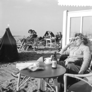 Drukte op het strand te Zandvoort, Bestanddeelnr 911-0917