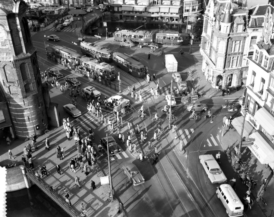 Drukte op het Muntplein, Bestanddeelnr 911-5681