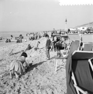 Drukte op het strand te Zandvoort, Bestanddeelnr 911-0919