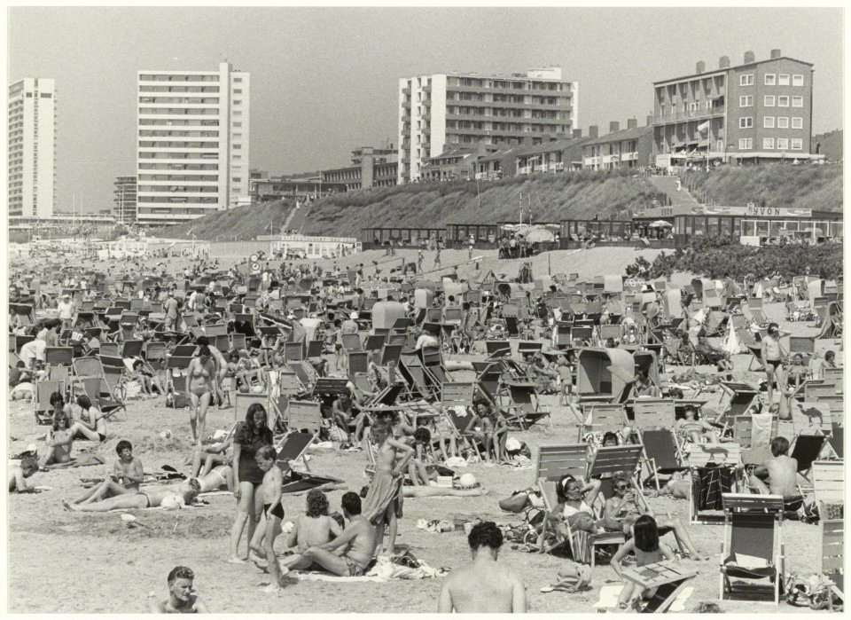 Drukte op het Zandvoortse strand. Op de achtergrond de boulevard. NL-HlmNHA 54005261