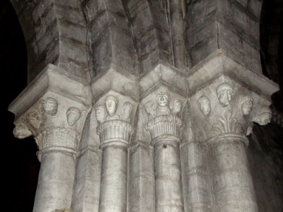 DSC03171Oloron-Sainte-Marie (Pyr-Atl) Cathedrale-Ste Marie, détail porche