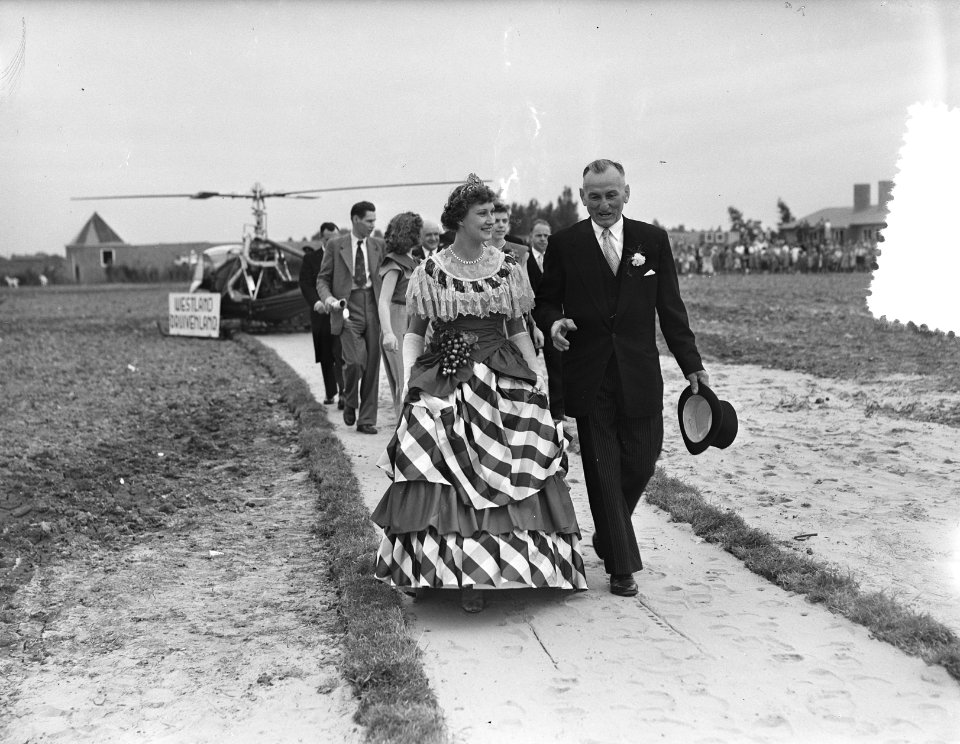 Druivenfeest Naaldwijk, aankomst Koningin per helicopter, Bestanddeelnr 906-6943
