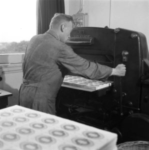 Druikvellen met bankbiljetten gaan in een snijmachine, Bestanddeelnr 900-7790