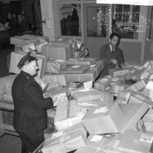 Drukte bij de afdeling pakketpost op het Centraal Station, Bestanddeelnr 918-5164