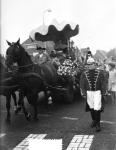Druivenfeest Naaldwijk, aankomst Koningin per helicopter, Bestanddeelnr 906-6941