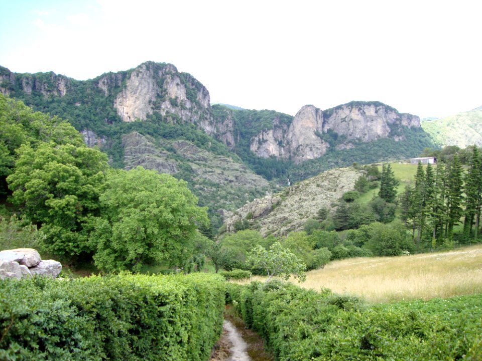 DSC02752 Le Péras (Castanet-le-Haut, Hérault, Fr) vue du mont Frech