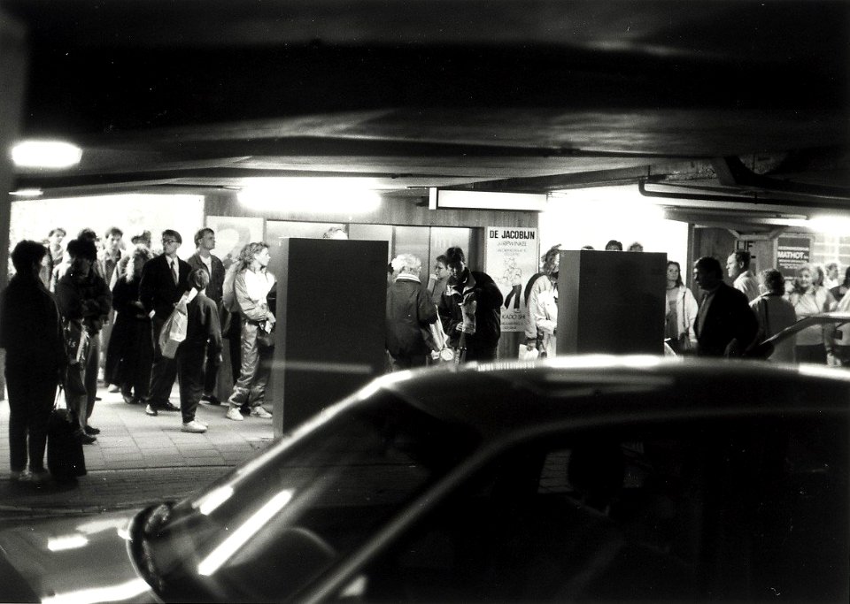Drukte bij de betaalautomaten in de Raaks Parkeergarage tijdens koopavond. Aangekocht in 1991 van United Photos de Boer bv. - Negatiefnummer 32634 k 6. - Gepubliceerd in het Haarlems Dagblad van 06.07
