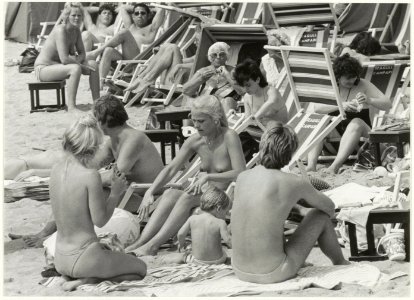 Drukte op het strand van Zandvoort. NL-HlmNHA 54005260 photo