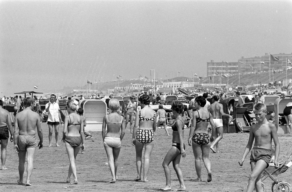 Drukte aan het strand te Zandvoort, Bestanddeelnr 919-3410