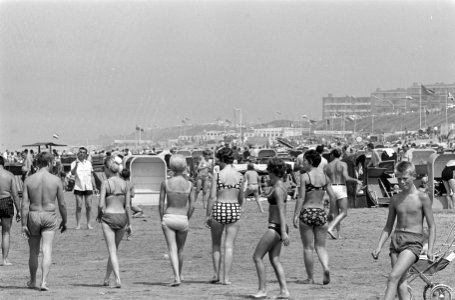 Drukte aan het strand te Zandvoort, Bestanddeelnr 919-3410