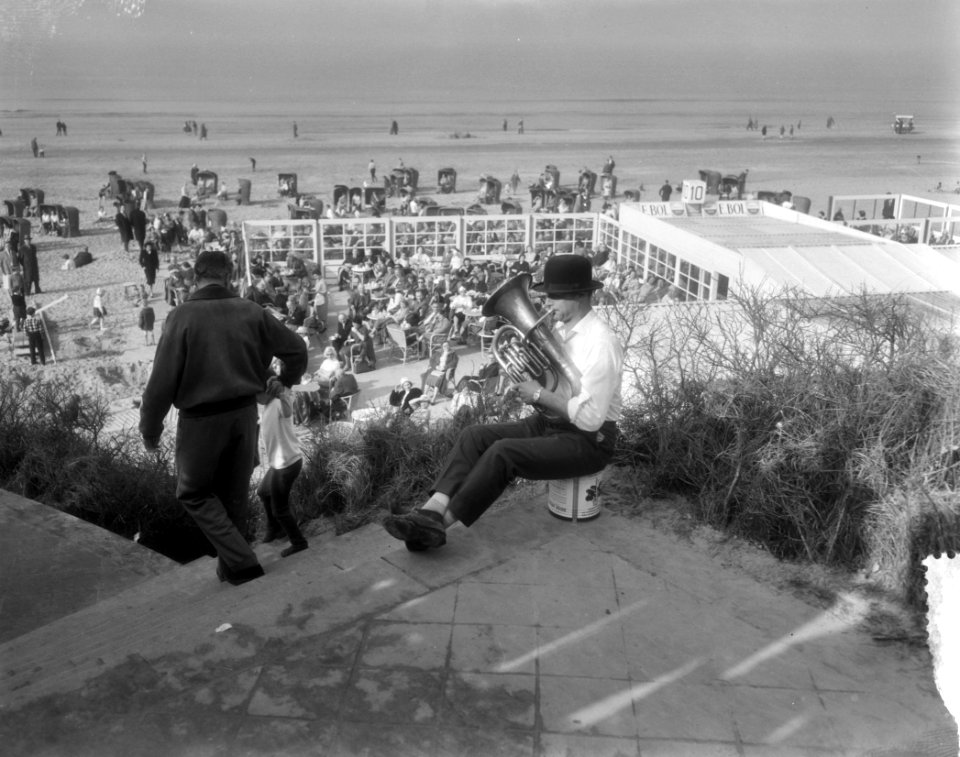 Drukte aan het strand te Zandvoort i.v.m. het mooie weer muzikant met tuba en bo, Bestanddeelnr 910-1866