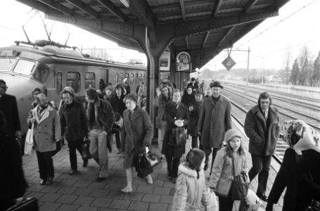 Drukte op het station van Assen, Bestanddeelnr 926-9351