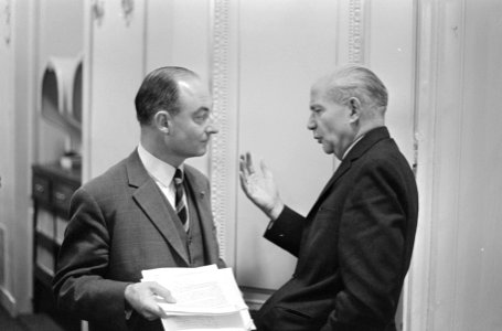 Drs. W.K.N. (Norbert) Schmelzer (KVP) in gesprek met Drs. G.M. (Gerard) Nederhor, Bestanddeelnr 919-8398