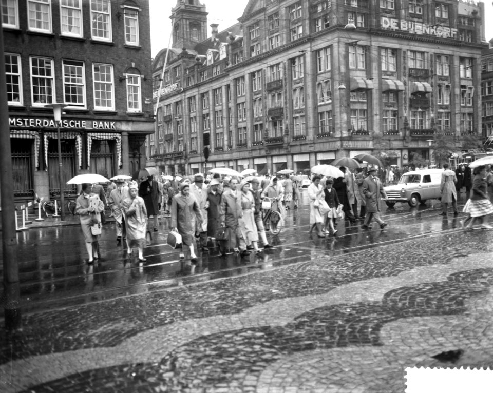 Drukte, ondanks regen in de Amsterdam binnenstad, Bestanddeelnr 911-4926
