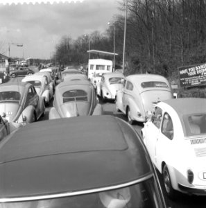 Drukte bij de grenspost Elten met autos VVV-bord, Bestanddeelnr 911-1736