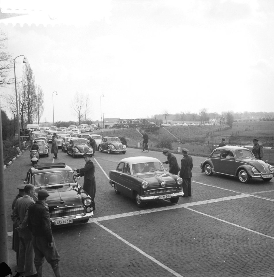 Drukte bij de grenspost Elten met autos VVV-bord, Bestanddeelnr 911-1738