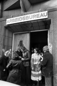 Drukte bij Gewestelijk Arbeidsbureau Amsterdam, werklozencomite verzamelt handte, Bestanddeelnr 927-6911