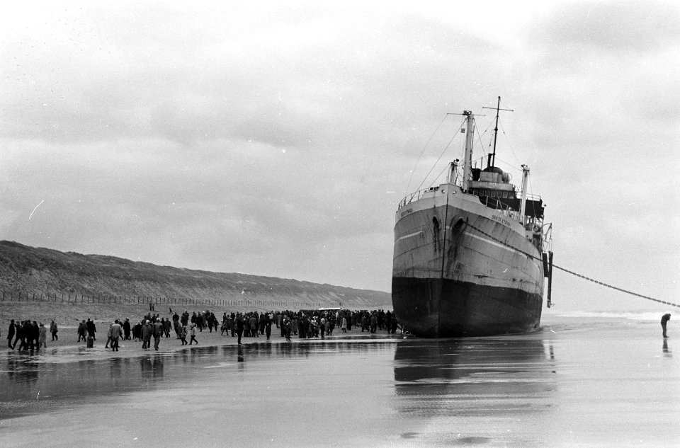 Drukte bij gestrand schip te IJmuiden, Bestanddeelnr 918-5036