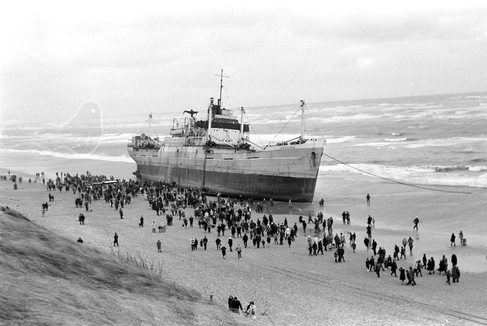 Drukte bij gestrand schip te IJmuiden, Bestanddeelnr 918-5037