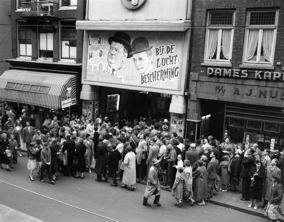 Drukte bij bioscoop Nöggerath voor een film van Laurel en Hardy Bij de Luchtbes, Bestanddeelnr 908-8820