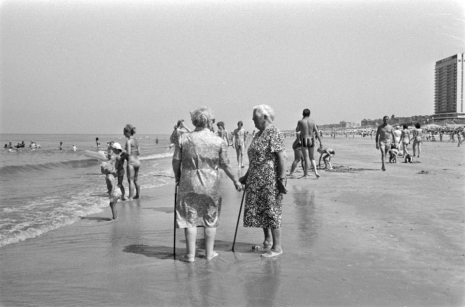 Drukte op strand, Zandvoort, twee oude dames, Bestanddeelnr 924-7144