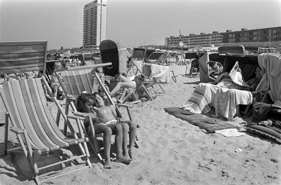 Drukte op strand, Zandvoort, Bestanddeelnr 924-7145