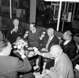 Drs J W de Pous opende in Utrecht Roka levensmiddelenbeurs, drs De Pous voor, Bestanddeelnr 916-8518