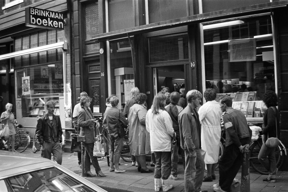 Drukte scholieren voor boekhandel Brinkman (Amsterdam), Bestanddeelnr 932-2907