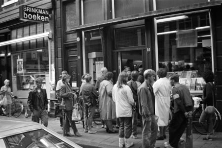 Drukte scholieren voor boekhandel Brinkman (Amsterdam), Bestanddeelnr 932-2907