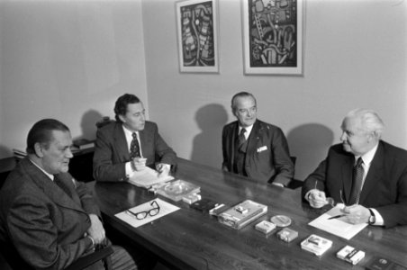Drs J A Ritmeester van de Kamp bij staatssecretaris Zeevalking en Hazekamp i, Bestanddeelnr 928-4210