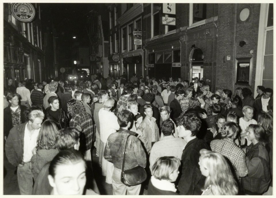 Drukte van uitgaanspubliek bij café Lobbes in de Smedestraat bij nacht. NL-HlmNHA 54031941