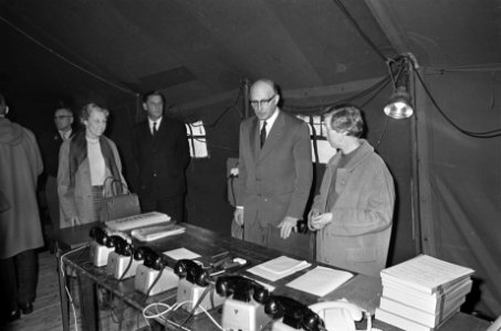 Drukte rondom Drakestein, Burgemeester Van Baarn bezoek perscentrum, Bestanddeelnr 920-2071