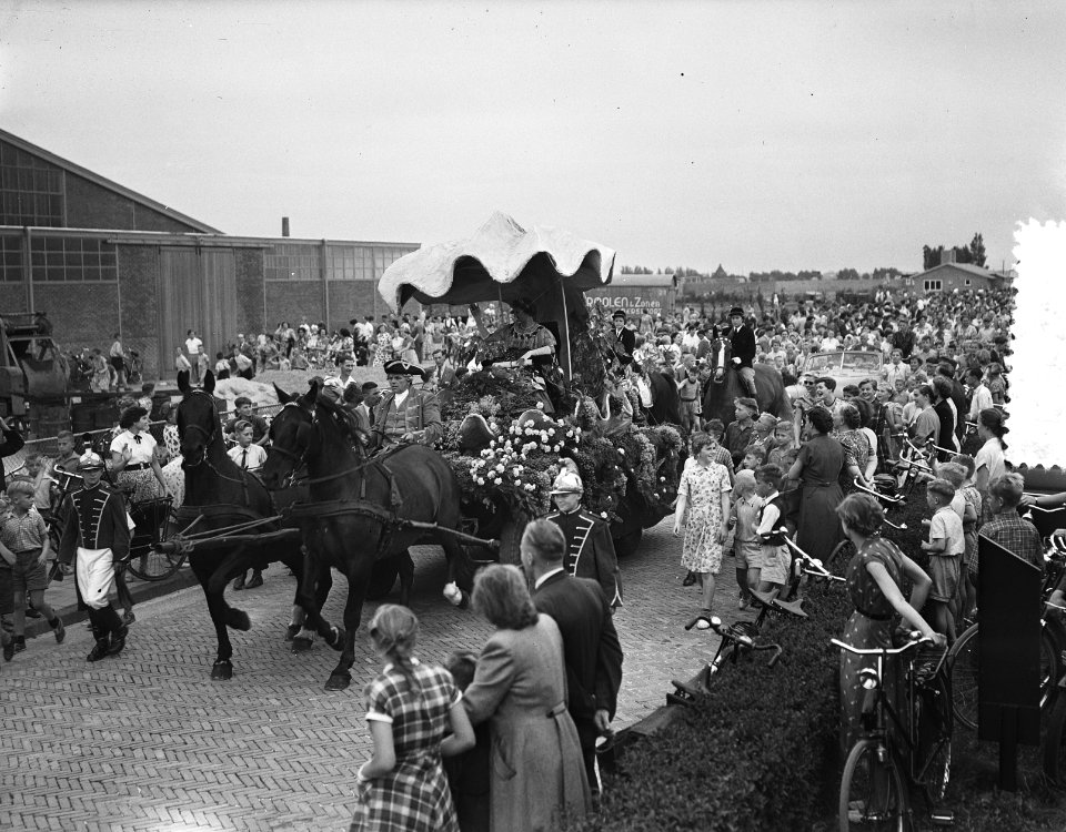 Druivenfeest Naaldwijk, aankomst Koningin per helicopter, Bestanddeelnr 906-6938