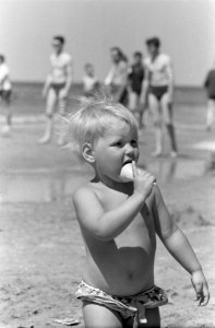 Drukte Pinksterdagen, jong en oud genoten volop van het strandleven, Bestanddeelnr 915-2156