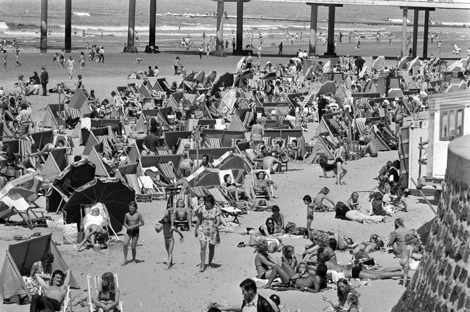 Drukte op Scheveningse strand overzicht drukte, Bestanddeelnr 927-3400