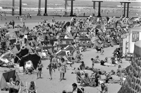 Drukte op Scheveningse strand overzicht drukte, Bestanddeelnr 927-3400