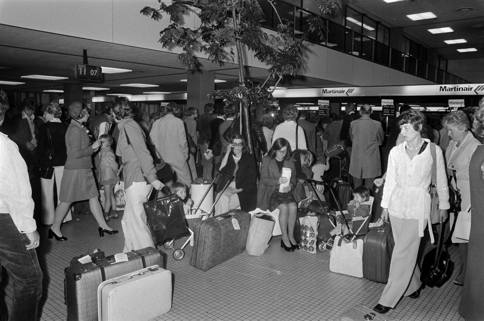 Drukte van vakantiegangers op Schiphol in de vertrekhal, Bestanddeelnr 927-2265