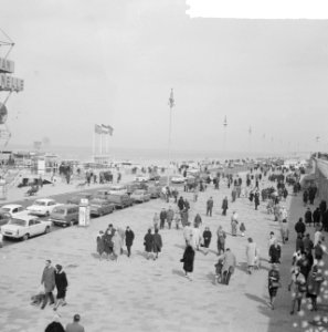 Drukte op Scheveningen, volle terrasjes, Bestanddeelnr 917-5838