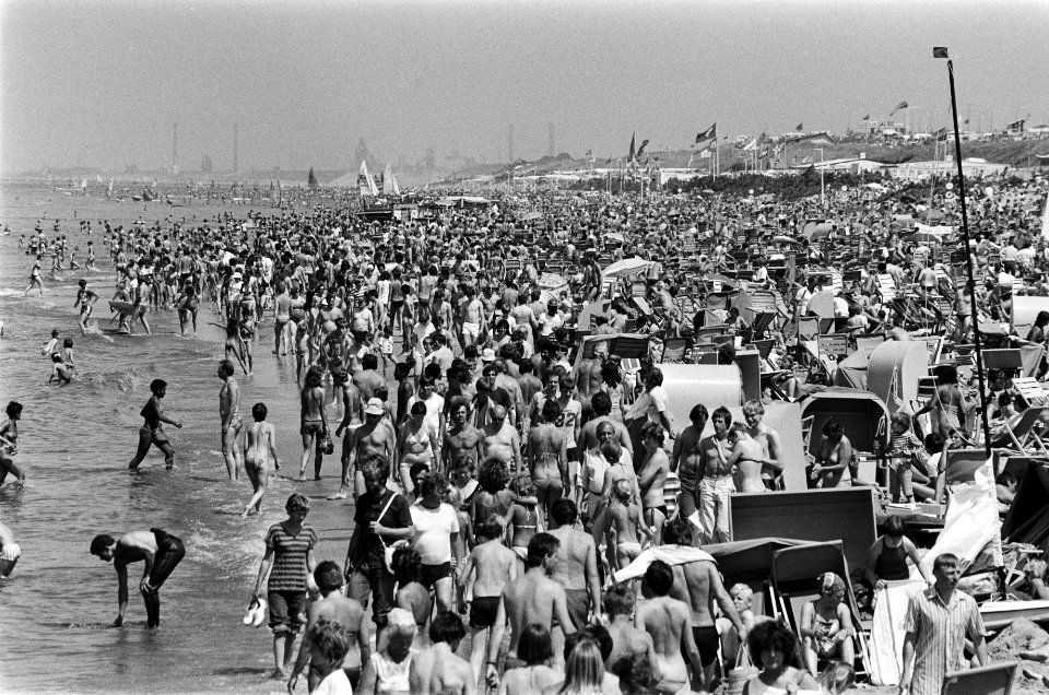 Drukte op strand van Zandvoort i.v.m. mooi weer, Bestanddeelnr 932-1894