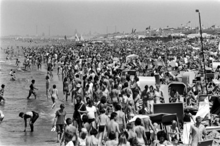 Drukte op strand van Zandvoort i.v.m. mooi weer, Bestanddeelnr 932-1894