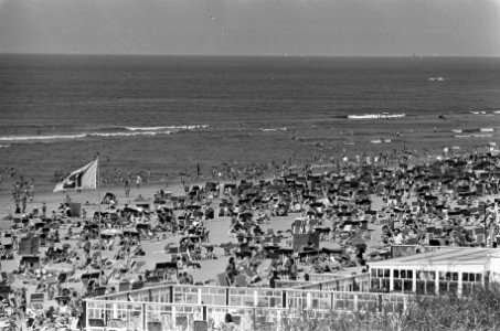 Drukte op strand Zandvoort, Bestanddeelnr 926-6024