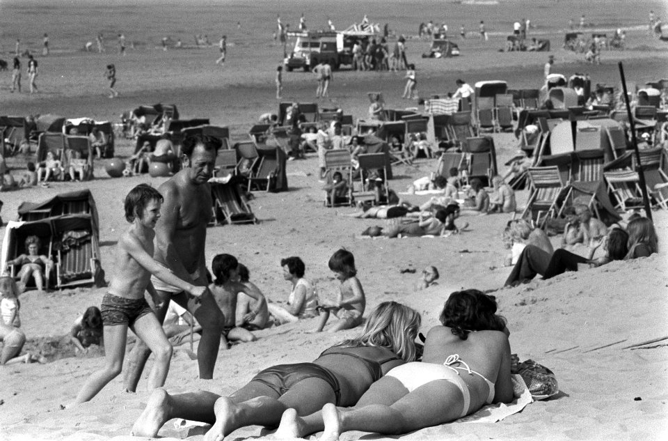 Drukte op strand in Zandvoort, Bestanddeelnr 927-1186